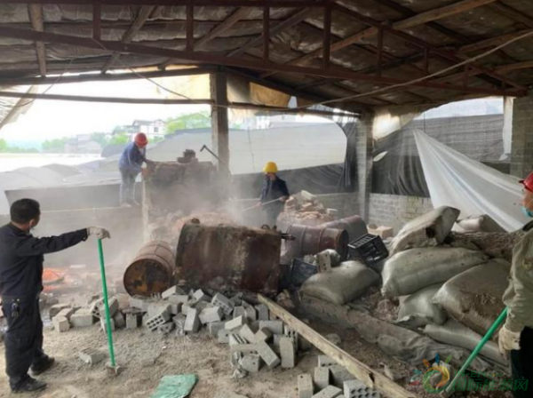 贵州省遵义市红花岗区：拆除犯法自造燃煤“土锅炉”